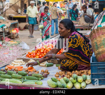 CHENNAI, India - 10 febbraio: Un non ben identificato la donna vende le verdure su Febbraio 10, 2013 a Chennai, India. Vegetabl fresco Foto Stock