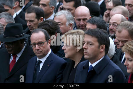 Il cancelliere tedesco Angela Merkel (c) è affiancato dal Primo Ministro italiano Matteo Renzi (r) e il Presidente francese Francois Hollande durante il mese di marzo contro il terrorismo a Parigi il 11 gennaio 2015. Molti capi di Stato europei uniti in una manifestazione per esprimere la loro solidarietà a seguito dei recenti attentati terroristici in Francia e per commemorare le vittime dell attentato contro il francese Charlie Hebdo satirical e un supermercato kosher a Parigi. Foto: KAY NIETFELD/dpa Foto Stock