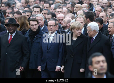 Il cancelliere tedesco Angela Merkel (secondo da destra) è affiancato dal Presidente palestinese Mahmoud Abbas (r) e il Presidente francese Francois Hollande durante il mese di marzo contro il terrorismo a Parigi il 11 gennaio 2015. Molti capi di Stato europei uniti in una manifestazione per esprimere la loro solidarietà a seguito dei recenti attentati terroristici in Francia e per commemorare le vittime dell attentato contro il francese Charlie Hebdo satirical e un supermercato kosher a Parigi. A sinistra è il Presidente del Mali Ibrahim Boubacar Keïta. Foto: KAY NIETFELD/dpa Foto Stock