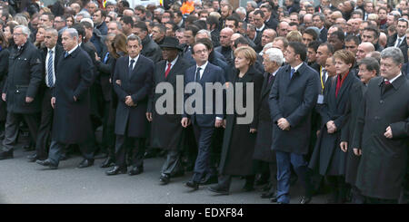 Il cancelliere tedesco Angela Merkel (quinto da destra) è affiancato dal Presidente palestinese Mahmoud Abbas (r) e il Presidente francese Francois Hollande durante il mese di marzo contro il terrorismo a Parigi il 11 gennaio 2015. Molti capi di Stato europei uniti in una manifestazione per esprimere la loro solidarietà a seguito dei recenti attentati terroristici in Francia e per commemorare le vittime dell attentato contro il francese Charlie Hebdo satirical e un supermercato kosher a Parigi. Foto: KAY NIETFELD/dpa Foto Stock