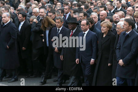 Il cancelliere tedesco Angela Merkel (terzo da destra) è affiancato dal Presidente palestinese Mahmoud Abbas (r) e il Presidente francese Francois Hollande durante il mese di marzo contro il terrorismo a Parigi il 11 gennaio 2015. Molti capi di Stato europei uniti in una manifestazione per esprimere la loro solidarietà a seguito dei recenti attentati terroristici in Francia e per commemorare le vittime dell attentato contro il francese Charlie Hebdo satirical e un supermercato kosher a Parigi. Foto: Kay Nietfeld/dpa Foto Stock