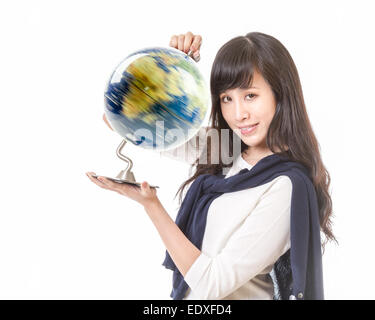 Femmina cinese con globo rotante del pianeta terra nelle sue mani Foto Stock