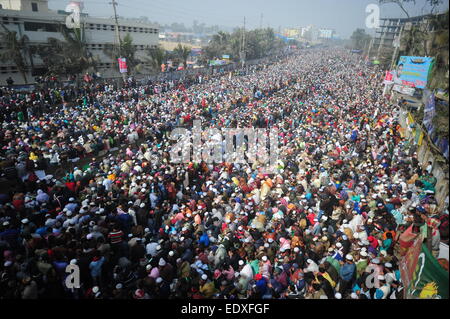 Tongi, Bangladesh. Xi gen, 2015. I partecipanti musulmani pregare prima della loro partenza a seguito della conclusione del mondo musulmano Congregazione, noto anche come Biswa Ijtema, a Tongi, alla periferia della capitale del Bangladesh Dhaka, il 11 gennaio, 2015. I musulmani che frequentano uno dei più grandi del mondo incontri religiosi uniti al coro di condanna gennaio 9 sopra l'attacco mortale su un francese settimanale satirico, dicendo che le uccisioni ran contraria ai principi dell'Islam. Credito: Mamunur Rashid/Alamy Live News Foto Stock