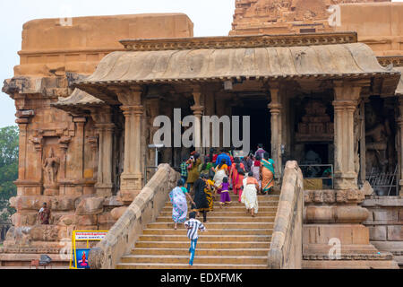 THANJAVOUR, India - 14 febbraio: un misterioso popolo indiano eseguire salire al Brihadeeswarar tempio indù, ascolta la campana ringin Foto Stock