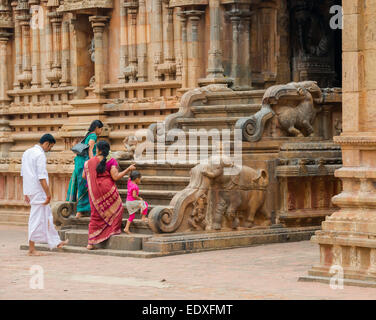 THANJAVOUR, India - 14 febbraio: un misterioso popolo indiano in costumi nazionali immettere la Brihadeeswarar tempio indù. India Foto Stock