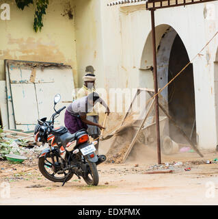 THANJAVOUR, India - 14 febbraio: Un indiano non identificato uomo setaccia sabbia. India, nello Stato del Tamil Nadu, Thanjavour. Febbraio 14, 2013 Foto Stock