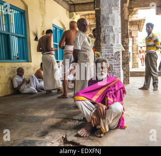 THANJAVOUR, India - 14 febbraio: Un indiano non identificato gli uomini sono in Brihadeeswarar tempio indù. India, nello Stato del Tamil Nadu, Thanjavou Foto Stock