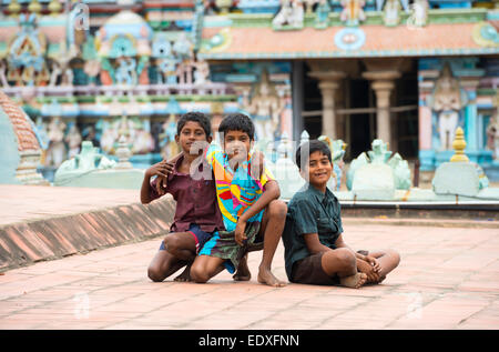 THANJAVOUR, India - 14 febbraio: Un non ben identificato i ragazzi erano seduti sul tetto del Brihadeeswarar tempio indù. India, Tamil Foto Stock