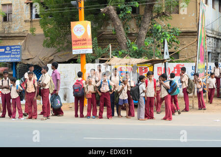 MADURAI, India - 15 febbraio: Un non ben identificato i ragazzi in uniforme scolastica sono in piedi sul bordo della strada. India, nello Stato del Tamil Nadu, Madurai. F Foto Stock