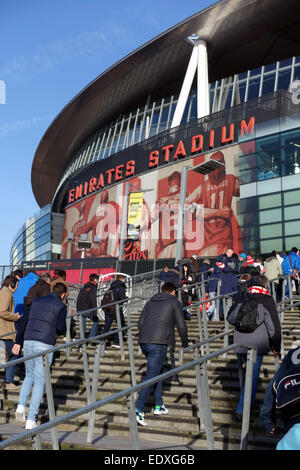 Match Day all'Arsenal Football Club Emirates Stadium, Londra - ventilatori in arrivo per il gioco contro Stoke City Foto Stock