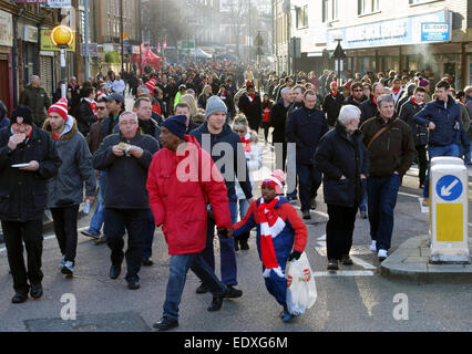 Match Day all'Arsenal Football Club Emirates Stadium, Londra - ventilatori in arrivo per il gioco contro Stoke City Foto Stock