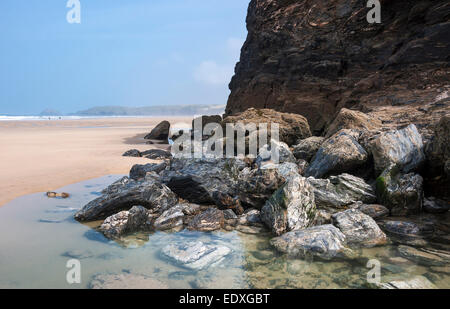 Interessante la geologia nelle rocce a Perranporth beach in Cornovaglia. Vista lungo la spiaggia di sabbia verso la capezzagna. Foto Stock