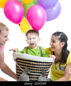 Famiglia giocando con il figlio in volo su un palloncino realizzato localmente Foto Stock