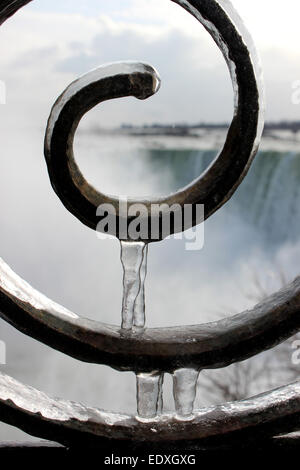 Dettaglio di un congelate di elementi in ferro battuto, tre ghiaccioli formazioni in Niagara Falls, Canada Foto Stock