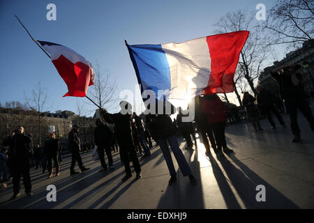 Le persone sono sventolando bandiere a Parigi in Francia il 11 gennaio 2015. Molti capi di Stato europei uniti in una manifestazione per esprimere la loro solidarietà a seguito dei recenti attentati terroristici in Francia e per commemorare le vittime dell attentato contro il francese Charlie Hebdo satirical e un supermercato kosher a Parigi. Foto: Kay Nietfeld/dpa Foto Stock