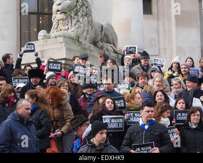 Portsmouth, Regno Unito. 11 gennaio, 2015. Membri della comunità francese e sostenitori si sono incontrati a Portsmouth Guildhall square per arrivare a piedi a Southsea seafront in una dimostrazione di solidarietà con il giornale francese Charlie Hebdo sulla scia dell'attacco terroristico su i loro uffici di Parigi. Foto Stock