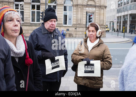 Liverpool, Regno Unito. Xi gen, 2015. Je suis Charlie rally in Liverpool, UK, il 11 gennaio, 2015. Centinaia di persone si rivolgono a mostrare il proprio sostegno per la Francia dopo dodici persone sono state uccise a la rivista Charlie Hebdo a Parigi. Credito: Peter Carr/Alamy Live News Foto Stock