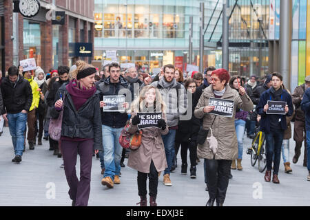 Liverpool, Regno Unito. Xi gen, 2015. Je suis Charlie rally in Liverpool, UK, il 11 gennaio, 2015. Centinaia di persone si rivolgono a mostrare il proprio sostegno per la Francia dopo dodici persone sono state uccise a la rivista Charlie Hebdo a Parigi. Credito: Peter Carr/Alamy Live News Foto Stock