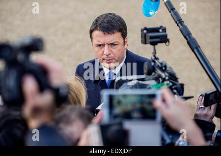 Parigi, Francia. Xi gen, 2015. Primo Ministro italiano Matteo Renzi è intervistato dai media al Elysee Palace a Parigi, Francia, 11 gennaio 2015. Un massiccio marzo ha iniziato domenica pomeriggio a Parigi con la partecipazione del Presidente francese Francois Hollande e i capi di Stato e di governo di decine di paesi stranieri. Più di un milione di francesi sarebbero a piedi per le strade di Parigi in onore del 17 vittime uccise durante i tre giorni micidiali attacchi terroristici. © Chen Xiaowei/Xinhua/Alamy Live News Foto Stock