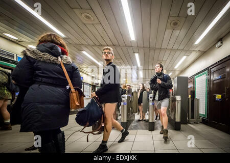 Londra, Regno Unito. Xi gen, 2015. No pantaloni in metropolitana (Senza pantaloni di Metropolitana) Credito: Guy Corbishley/Alamy Live News Foto Stock