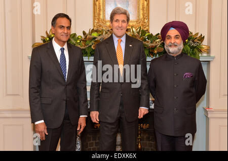 Stati Uniti Il segretario di Stato John Kerry in posa per una foto con gli Stati Uniti Ambasciatore in India ricca Verma e ambasciata indiana per gli Stati Uniti Vice Capo della missione, l'Ambasciatore Taranjit Singh Sandhu, a Ambassador Verma il giuramento cerimonia presso l'U.S. Il Dipartimento di Stato a Washington D.C., il 19 dicembre 2014. Foto Stock