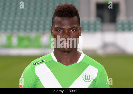 (FILE) - Foto datata 30 luglio 2014 mostra Bundesliga tedesca lato VfL Wolfsburg player Junior Malanda a Wolfsburg, in Germania. Wolfsburg 20-anno-vecchio centrocampista difensivo Malanda Junior è stato ucciso in un incidente di automobile secondo i rapporti del 10 gennaio 2015. Foto: PETER STEFFEN/dpa Foto Stock