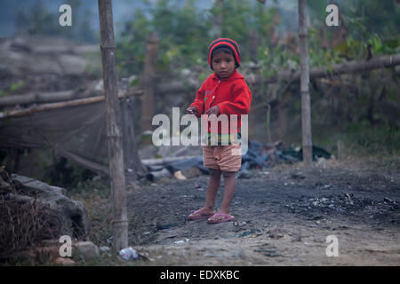 Dacca in Bangladesh. Xi gen, 2015. Baraccopoli bambini in prossimità della ferrovia in una mattinata invernale di Dhaka. Credito: zakir hossain chowdhury zakir/Alamy Live News Foto Stock