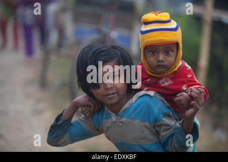 Dacca in Bangladesh. Xi gen, 2015. Baraccopoli bambini in prossimità della ferrovia in una mattinata invernale di Dhaka. Credito: zakir hossain chowdhury zakir/Alamy Live News Foto Stock