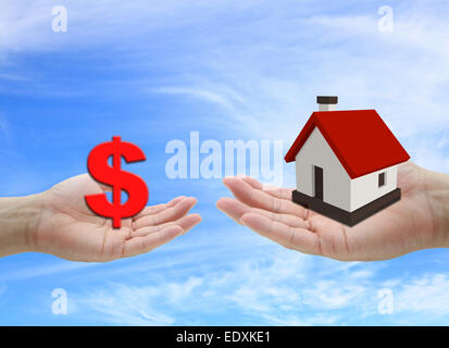 Concetto di denaro per l'acquisto della proprietà della casa con cielo blu sullo sfondo Foto Stock