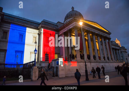 Trafalgar Square, Londra, Regno Unito. 11 gennaio 2015. La National Gallery in Trafalgar Square è accesa con il francese Tricolore in memoria di attacchi di Parigi. Credito: Matteo Chattle/Alamy Live News Foto Stock