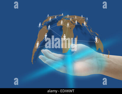 Tenere in mano la rete sociale di collegamento il concetto di tecnologia Foto Stock
