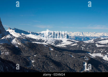 Le cime innevate dello Sciliar Sciliar con affioramenti di Postal Castello Euringer e Santner Dolomiti Italia Foto Stock