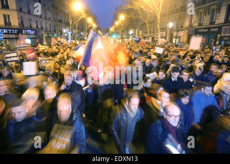 Persone marzo contro il terrorismo a Parigi in Francia il 11 gennaio 2015. Molti capi di Stato europei uniti in una manifestazione per esprimere la loro solidarietà a seguito dei recenti attentati terroristici in Francia e per commemorare le vittime dell attentato contro il francese Charlie Hebdo satirical e un supermercato kosher a Parigi. Foto: Kay Nietfeld/dpa Foto Stock