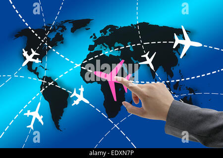 Mano su piani con percorsi in giro per il mondo per affari concetto di viaggio Foto Stock