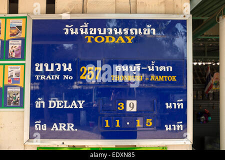 Orario del treno presso il fiume Kwai ponte stazione ferroviaria in Kanchanaburi Thailandia Foto Stock