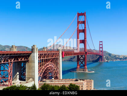 Golden Gate Bridge guardando verso Sausalito da nr Golden Gate Bridge Pavilion, Presidio park, San Francisco, California, Stati Uniti d'America Foto Stock