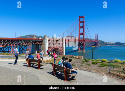 I turisti di fronte al Golden Gate Bridge vicino al Golden Gate Bridge Pavilion, Presidio park, San Francisco, California, Stati Uniti d'America Foto Stock