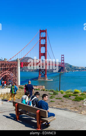 I turisti di fronte al Golden Gate Bridge vicino al Golden Gate Bridge Pavilion, Presidio park, San Francisco, California, Stati Uniti d'America Foto Stock