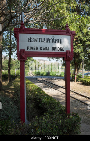 Il fiume Kwai ponte della stazione ferroviaria di firmare in Kanchanaburi Thailandia Foto Stock