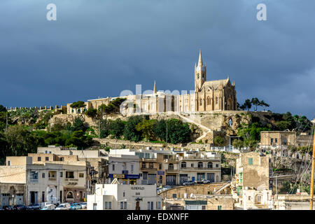 Lourdes chiesa, un neo-monumento gotico costruito nel 1888 sul villaggio costiero di Mgarr sull'isola di Gozo, Malta Foto Stock