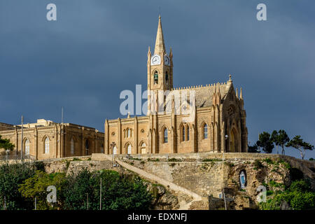 Lourdes chiesa, un neo-monumento gotico costruito nel 1888 sul villaggio costiero di Mgarr sull'isola di Gozo, Malta Foto Stock