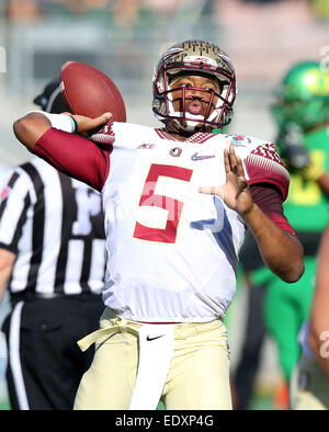 Gennaio 01, 2015 Florida State Seminoles quarterback Jameis Winston #5 in azione prima del College Football Playoff Semi finale presso il Rose Bowl gioco presentato da Northwestern reciproco presso il Rose Bowl a Pasadena, in California.Charles Baus/CSM Foto Stock