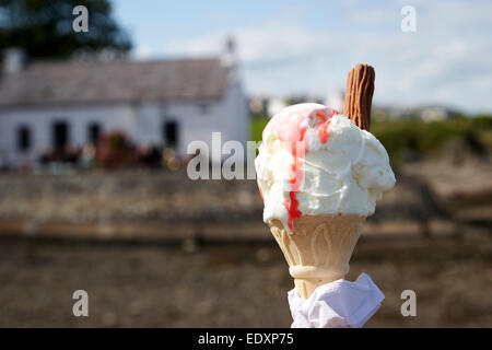 Gelato alla crema con salsa di lamponi e scaglie di cioccolato in una calda giornata estiva nel Regno Unito Foto Stock
