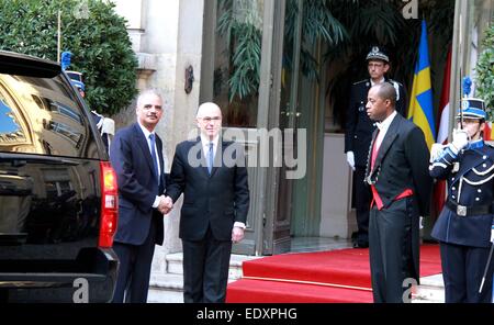 Parigi, Francia. Xi gen, 2015. Ministero degli interni francese Bernard Cazeneuve (2 L) accoglie favorevolmente U.S. Il procuratore generale Eric Holder (1L) in francese del Ministero dell Interno, a Parigi, Francia, 11 gennaio 2015. Un vertice sulla lotta contro l' estremismo violento" si terrà a Washington D. C., dopo sanguinosi attacchi terroristici avvenuto a Parigi, U.S. Il procuratore generale Eric Holder ha detto qui di domenica. © Zheng Bin/Xinhua/Alamy Live News Foto Stock