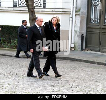 Parigi, Francia. Xi gen, 2015. Ministero degli interni francese Bernard Cazeneuve (L) accoglie favorevolmente la British Home Secretary Theresa Maggio in francese del Ministero dell Interno, a Parigi, Francia, 11 gennaio 2015. Un vertice sulla lotta contro l' estremismo violento" si terrà a Washington D. C., dopo sanguinosi attacchi terroristici avvenuto a Parigi, U.S. Il procuratore generale Eric Holder ha detto qui di domenica. © Zheng Bin/Xinhua/Alamy Live News Foto Stock