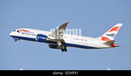 British Airways Boeing Dreamliner 787-8 G-ZBJF in partenza dall'aeroporto di Heathrow LHR Foto Stock