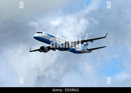 Una compagnia aerea Flybe Embraer 195 presso il Royal International Air Tattoo, RAF Fairford, Gloucestershire, 2011. Foto Stock