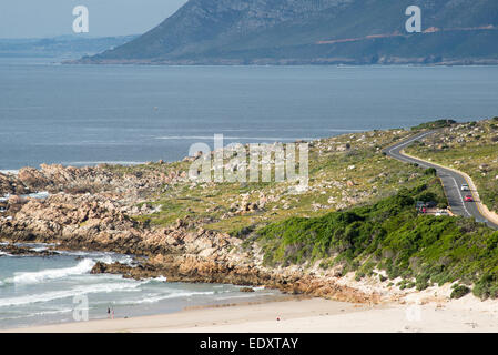 La strada per Rooi Els su False Bay, con la Rooi Els Beach in primo piano e Somerset West in alto a sinistra. Foto Stock