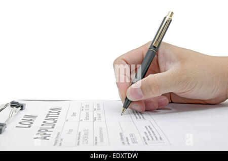 Maschio firma a mano sulla domanda di prestito su bianco Foto Stock