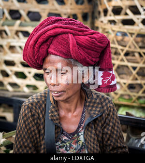 Ritratto di una donna anziana che indossa una sciarpa per la testa, distretto di Ubud, Bali, Indonesia Foto Stock